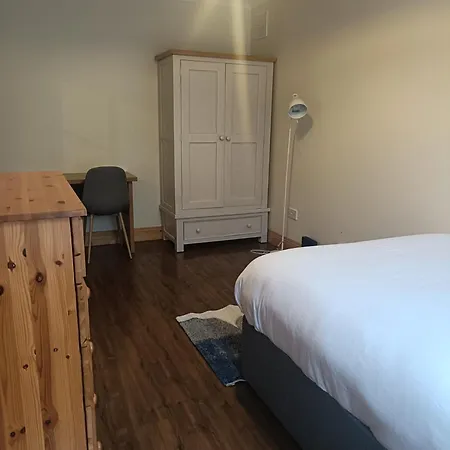 Δωμάτια σε οικογενειακή κατοικία Ideal Guest Γουότερφορντ